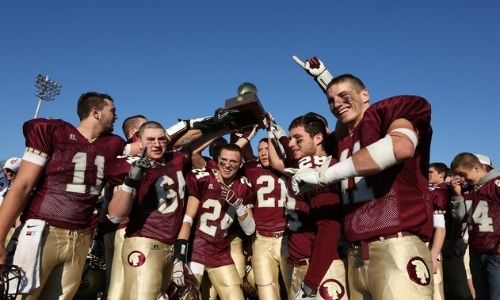 High School Football Spieler feiern ihren Sieg auf dem Sportplatz