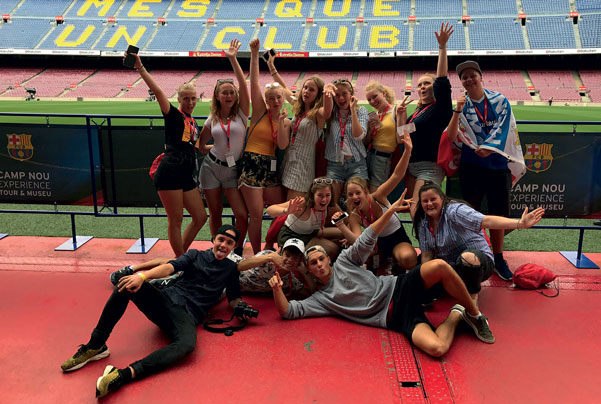 Gruppenfoto mit High School Schülerinnen und Schüler in einem Footballstadion