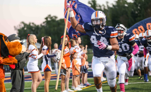 Spieler rennen aufs Spielfeld bei einemFootball Game an einer High School in den USA